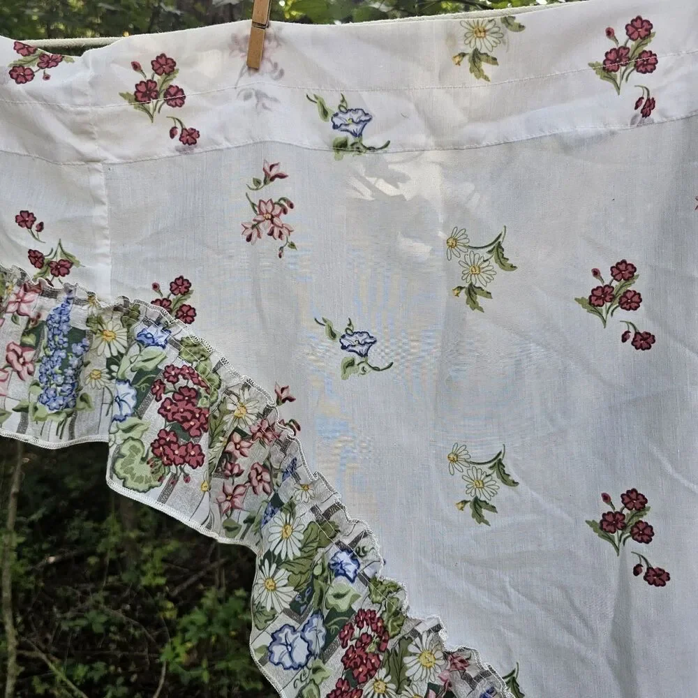 Vintage Cottagecore 1970s Floral Ruffled Window Valance / Swag